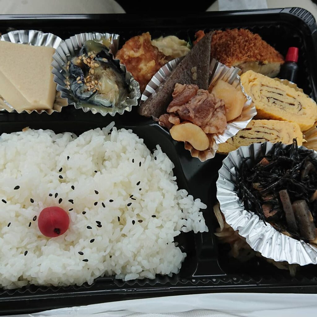 昨日の大雨のなかお昼のお弁当は、姫路市白浜町の『丸和寿し』さんのボリューム満点のお弁当でしたどれもみんな美味しかったです♪️