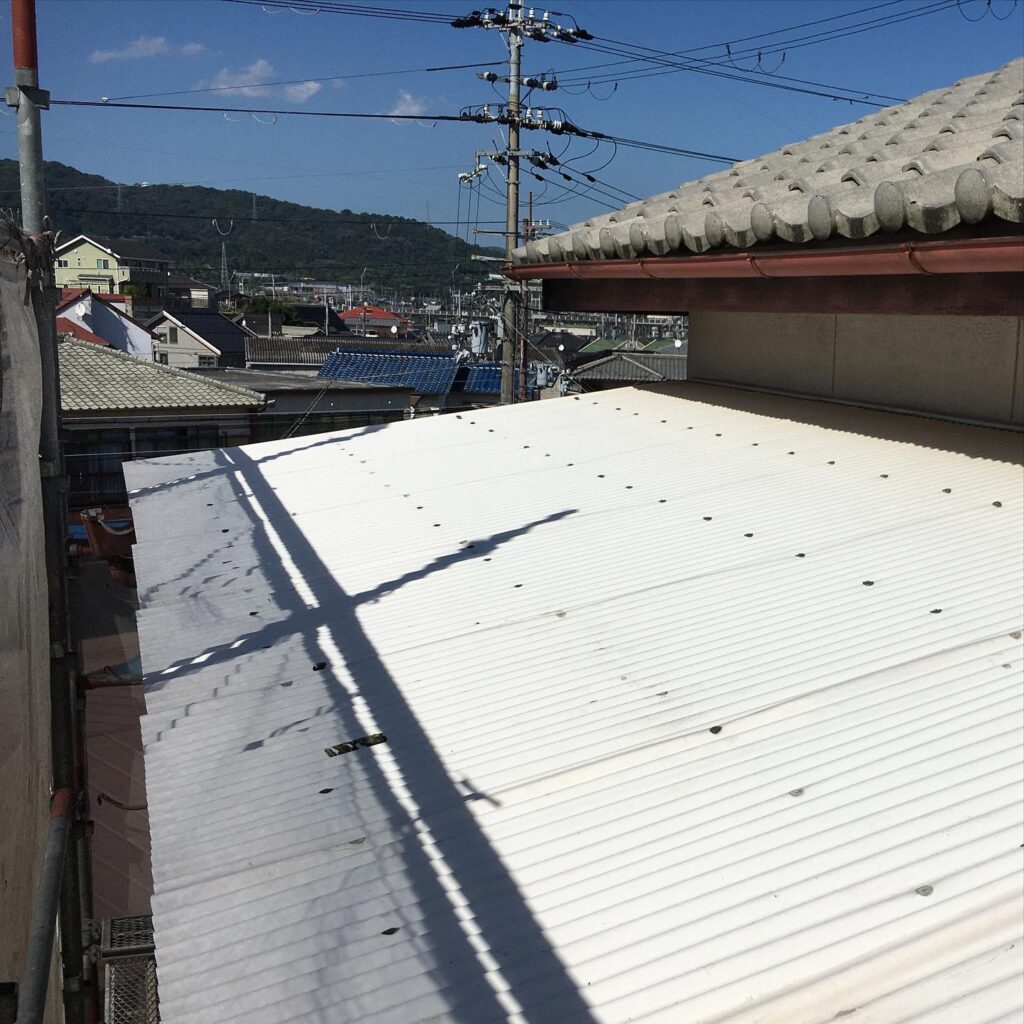 おはようございます️ベランダの波板張り替えと雨樋交換工事をさせていただきました。