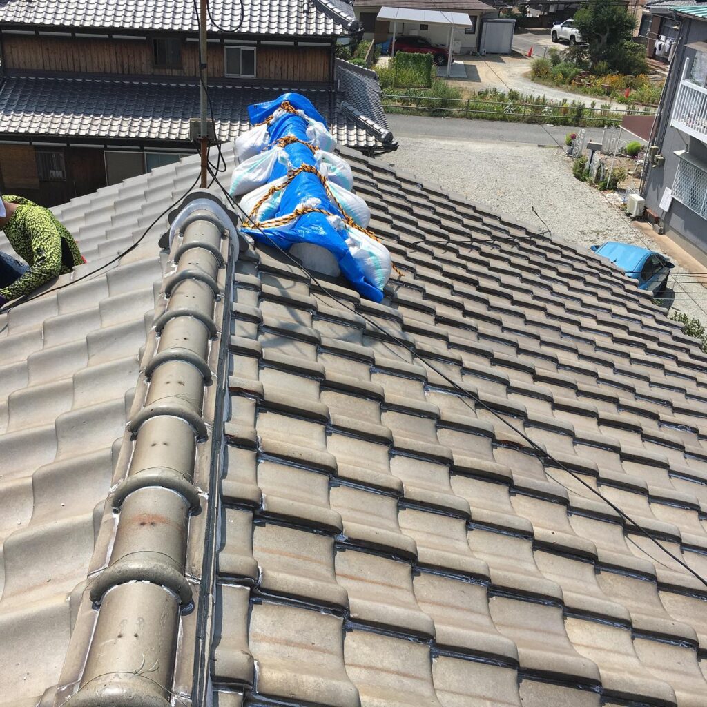 こんにちわ！屋根のてっぺん大棟から雨漏りしてるとの事で、瓦からスレート屋根に葺き替え工事させていただきました！昭和の建物に多く使われてきた『葺き土』と呼ばれる瓦を固定する土が、経年劣化により土が減り、漆喰の剥がれや棟瓦がズレて雨漏りの発生に至ったのでしょう。