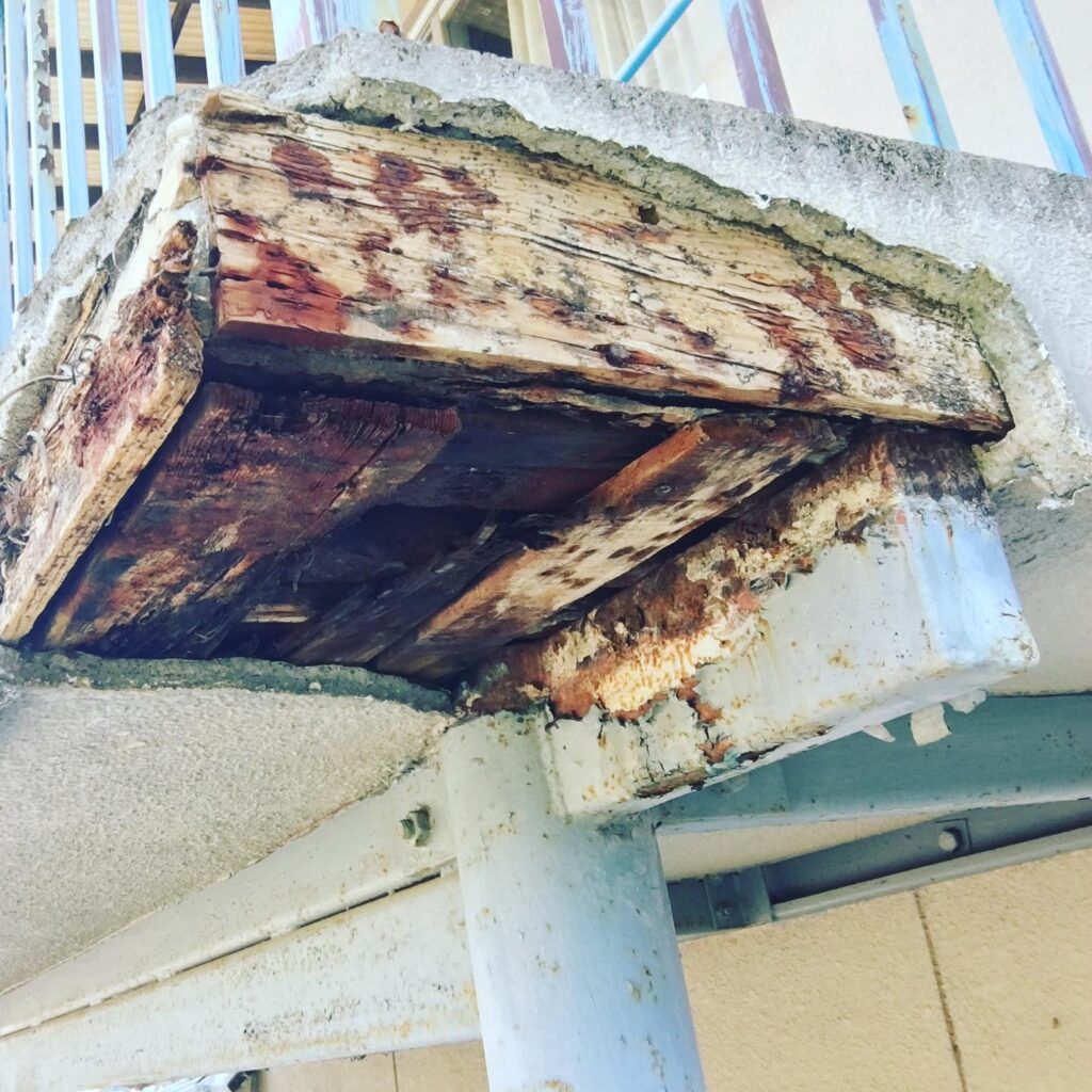 こんにちわ！ベランダの床が、欠落してしまい下地も腐っている状態を直してほしいとのご依頼をいただきました。
