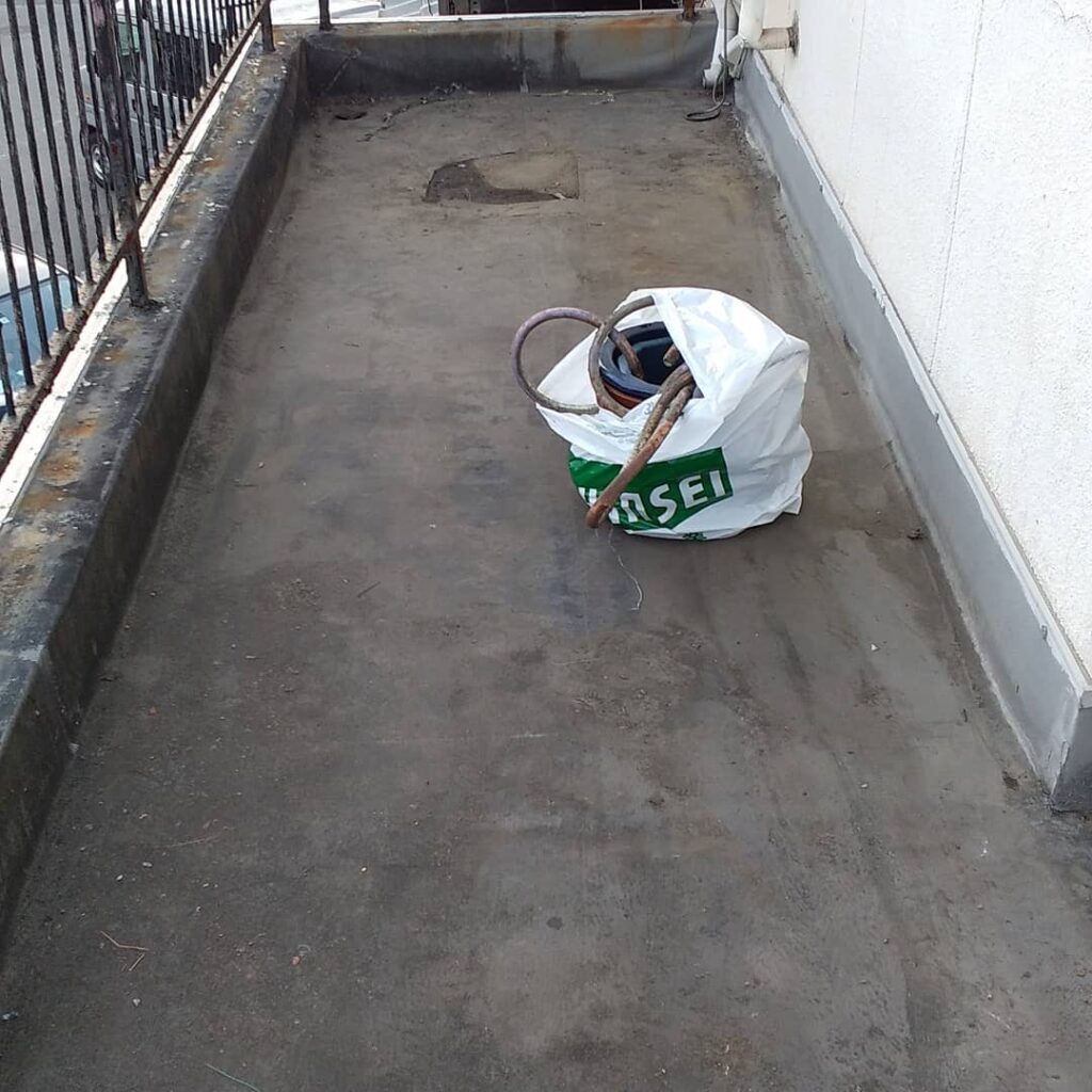 こんばんわ！今日は、雨漏りしているバルコニーの防水補修工事させていただきました。