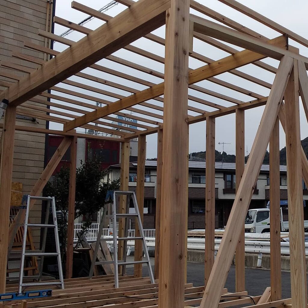 100人乗っても大丈夫を目指します事務所の物置小屋製作！収納スペース拡張工事しております本日上棟しました