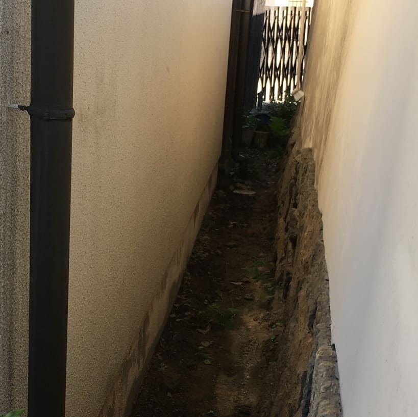 漏水修理工事屋外トイレの配管の漏れから既存の配管を切断し、新たに配管を埋設して給水できるように修理させていただきました！以前の老朽化した配管を修理するより新しい配管の設置による耐久性向上とローコストな修理ができましたありがとうございました