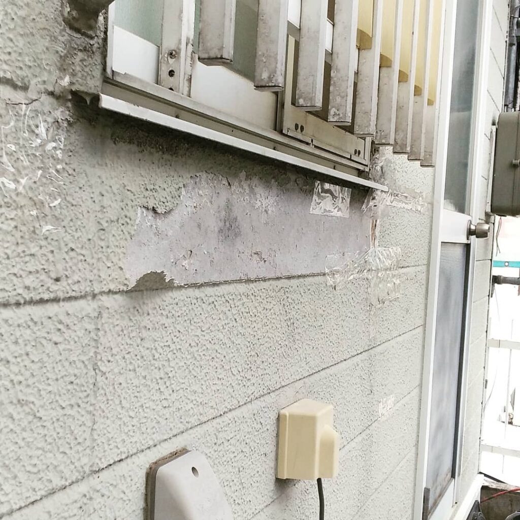 神戸市北区にて凍害でサイディングの表面がボロボロに今回はサイディングの増し張り工事させていただきました！レンガ調の外壁で明るくお洒落になりましたありがとうございました