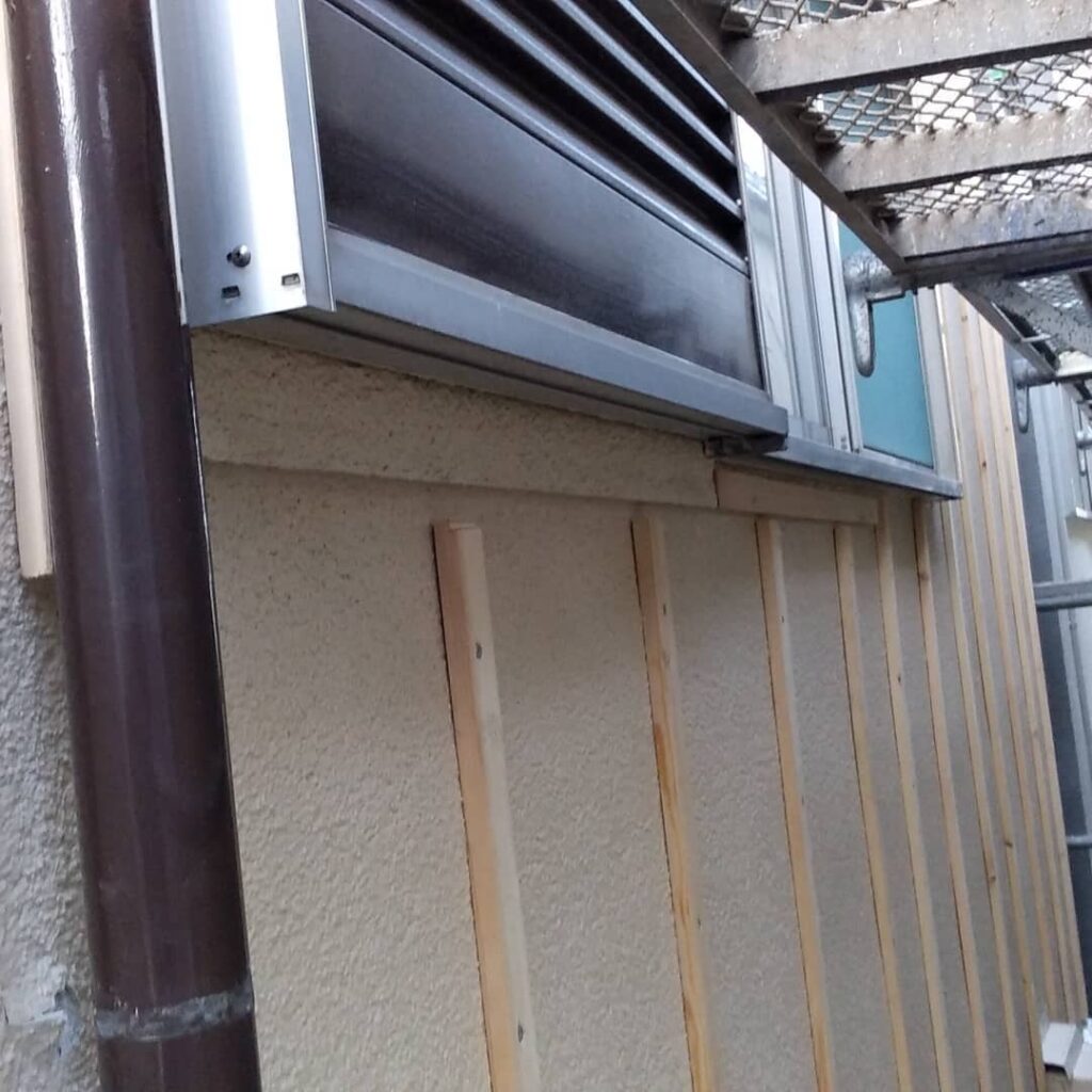 こんにんちは！外壁改修工事させていただきました！モルタル壁の上から金属サイディング張り