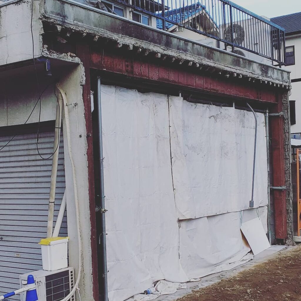 こんばんは!先週から車庫外壁改修工事をしております。