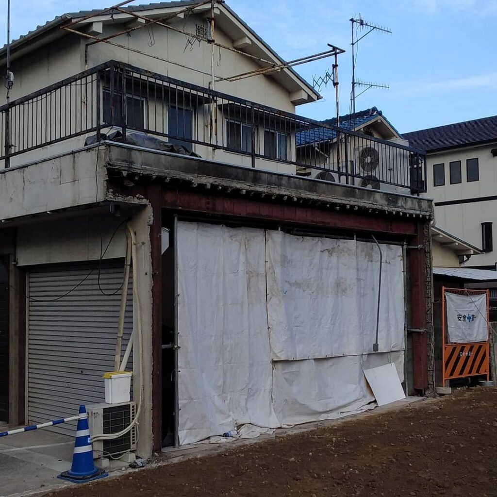 こんばんは！去年末から工事させていただきました車庫外壁改修工事完了しました。