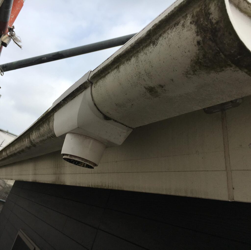 外壁張り替え工事中手の届かないあんなところ、こんなところをこの際に！雨樋の汚れもキレイに掃除させていただきます