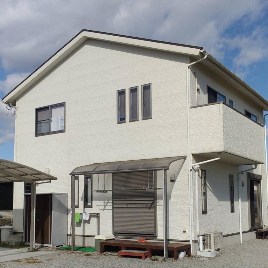 こんにちわ！1月末から始めました外壁サイディング張替え工事無事完了しました黒い木目調へ雰囲気がらりと変わりましたお客様にも喜んでいただき、本当にありがとうございました
