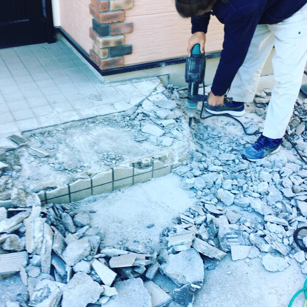 玄関土間はつり工事内容的に1日で厳しいところ、職人さんと協力して🤝はつり完了感謝️いつもありがとうございます