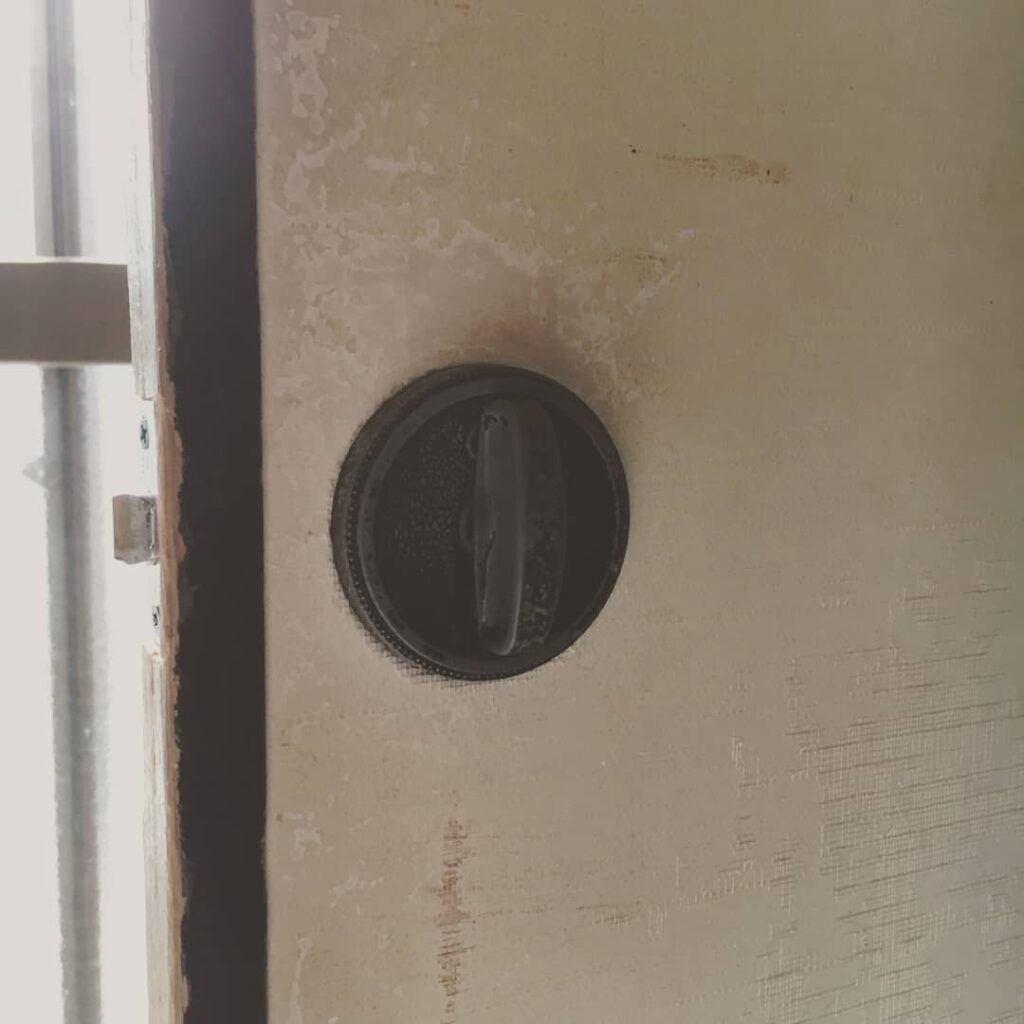 室内ドアノブ交換つまみタイプで開閉しづらいので、鍵付きレバーハンドルへと交換させていただきましたありがとうございました