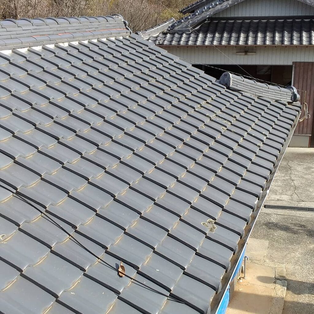 屋根葺き替え工事和瓦からスレート屋根へ●特徴化粧スレートは厚さ5～6mmと薄く重量が軽いので、住宅への負担が少なく耐震性に優れています。