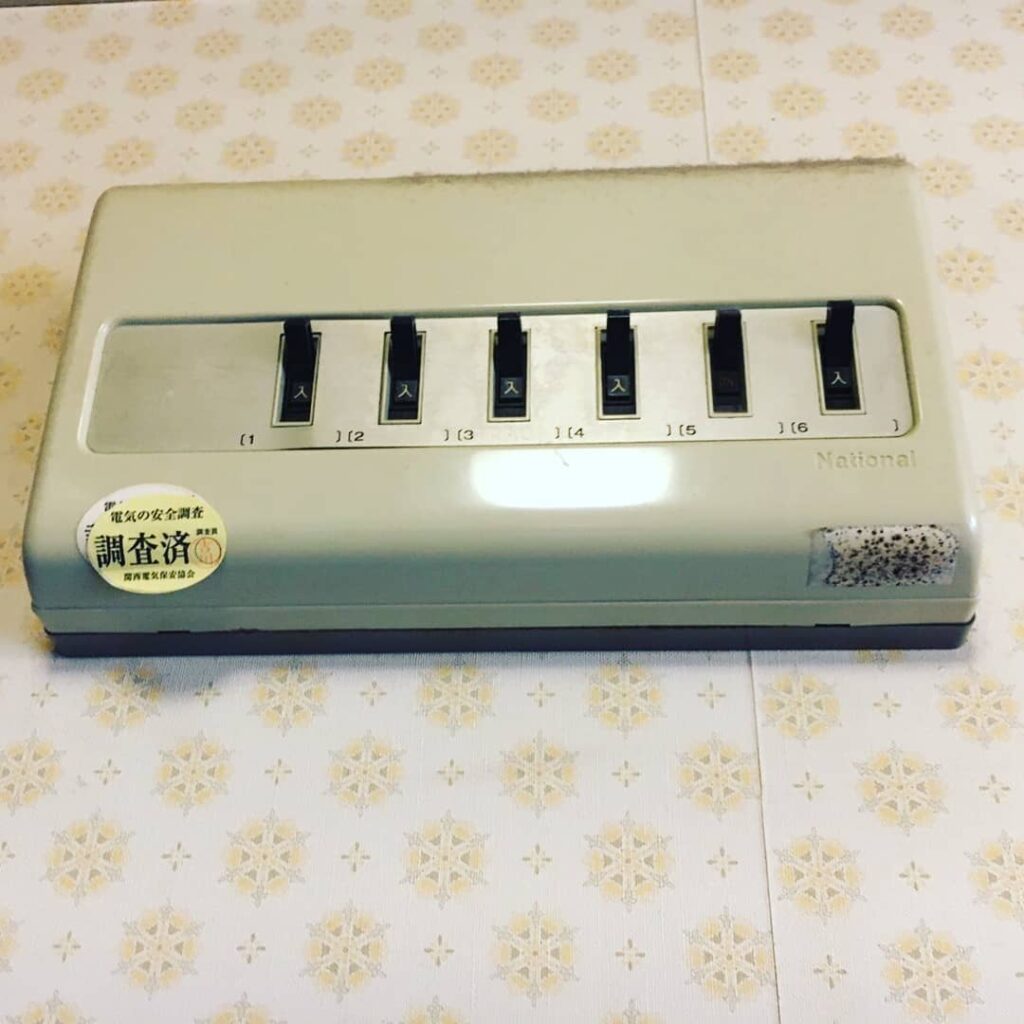 分電盤取替工事以前のものは、回路が少なく消費電力の大きい家電を同時に使用するとブレーカーが落ちるとの事でした専用回路を増設し、スッキリとしたカバー付分電盤に交換させていただきましたありがとうございました