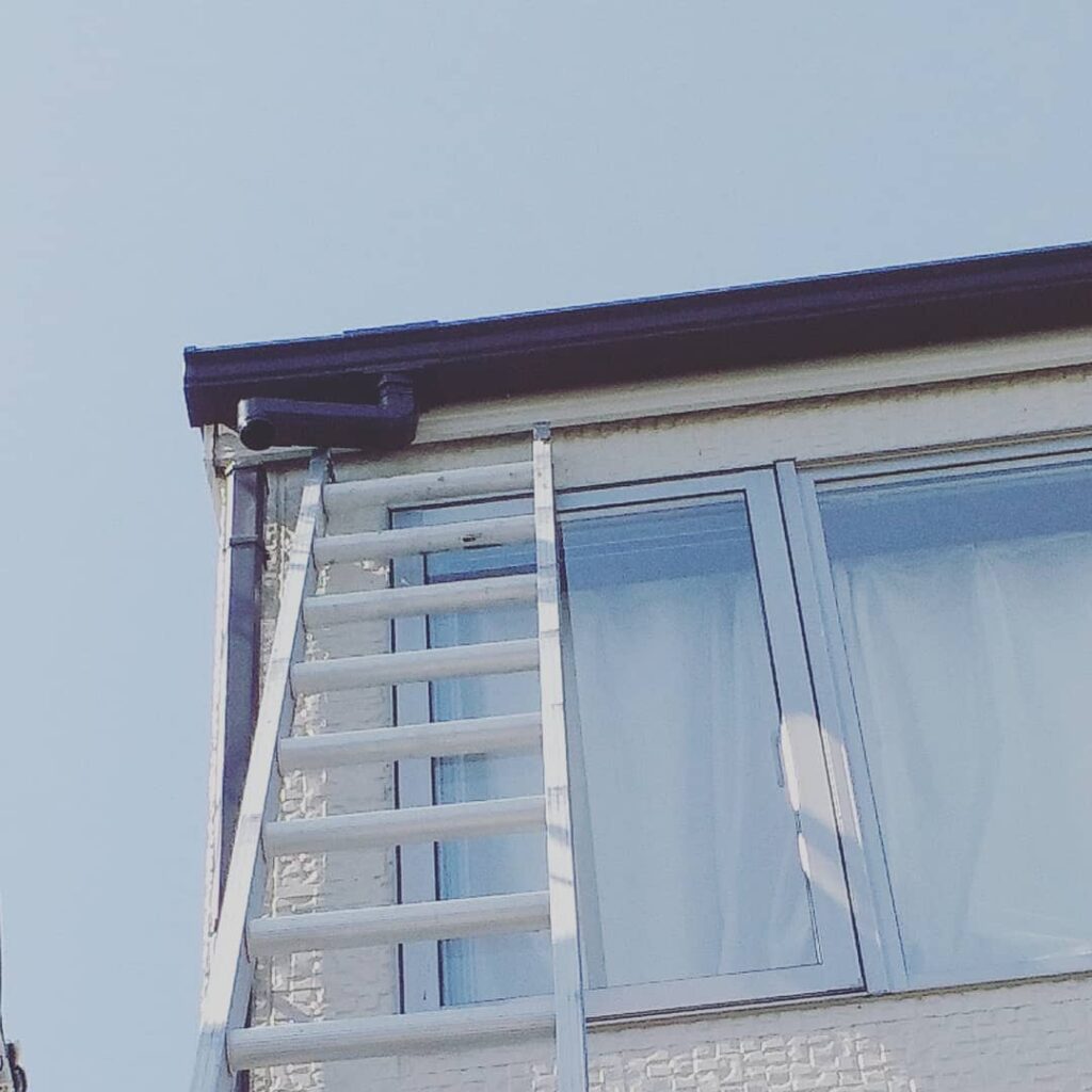 雨樋修理軒といと縦といの繋ぎ目が外れているとのことで、レスキュー繋ぎ直し完了高所作業は、危険なので専門業者に問い合わせ下さいね