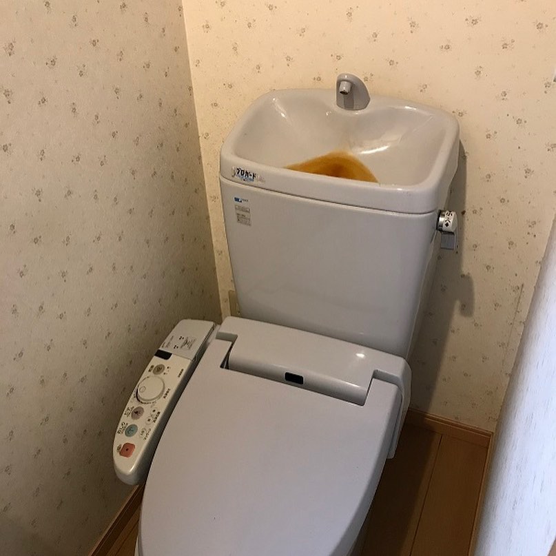 トイレ交換工事トイレ空間をくつろぎのお部屋空間へ座り心地をショールームで体験し、選んでいただきましたLIXIL サティスGタイプクラフトバンドのお手拭き入れは、当店手作りでプレゼントさせていただきましたありがとうございました