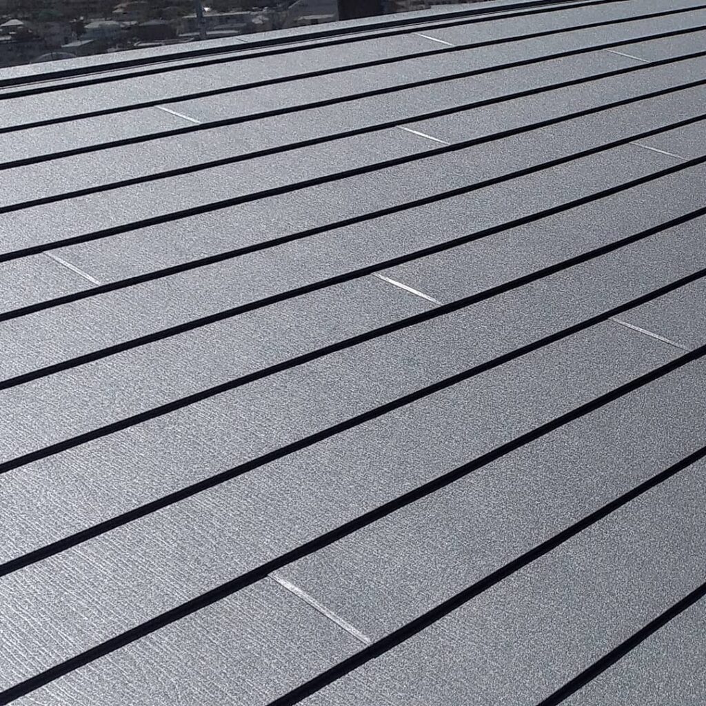 屋根リフォーム既存のスレート屋根材に重ね葺きアイジー工業　スーパーガルテクト高耐久ガルバ鋼板で塩害にも強い為、保証対象地域が広いです！(海岸線500mまで施工可)断熱材が中に充填されてるため、外からの熱を通しづらく2階のお部屋も快適に屋根材が軽量なため、重心が低くなり揺れが小さくなり、躯体への負担も減ります！ぜひ、外装リフォーム検討中の方はご参考にして下さい