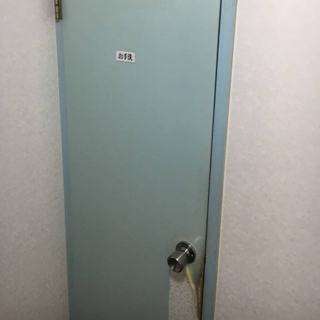 フラッシュドア補修ドアの傷みとドアノブの故障のご依頼お受けしましたドアノブ交換、ポリ合板を張替えて明り取りも付けさせていただきましたありがとうございました