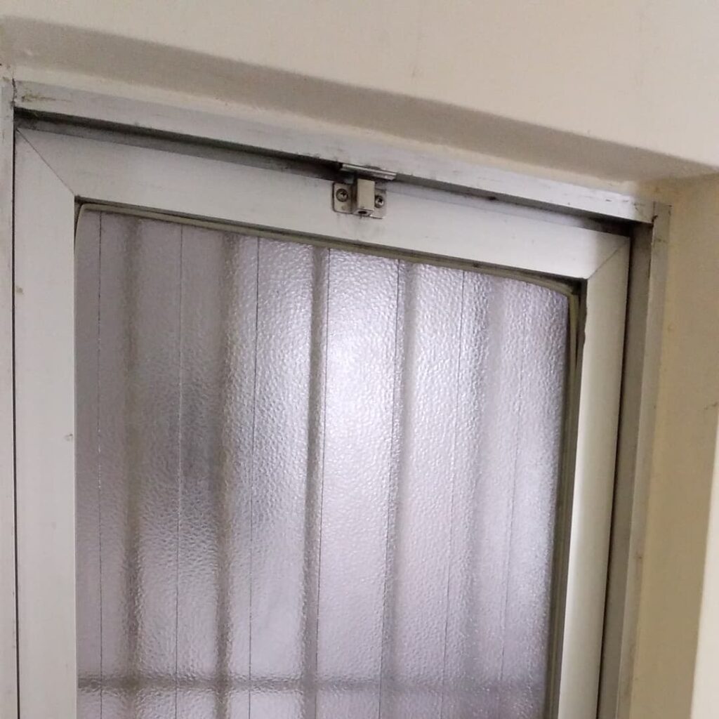 トップラッチ取替ピンが壊れ窓の開閉できなくなっていたので取り替えて、木製網戸も取付させていただけました♪ありがとうございました
