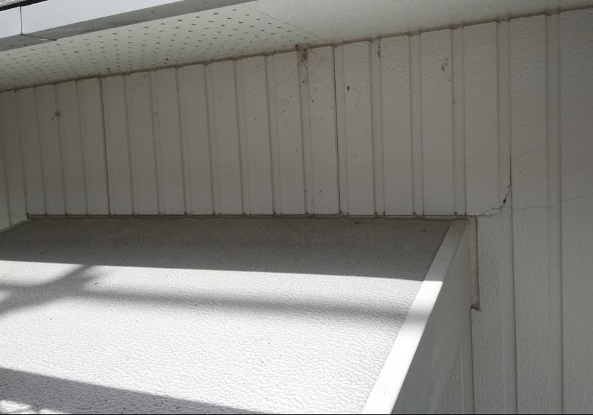 外壁張替工事庇に雪が積もり、その重さで外壁にひび割れが発生しているとの事で張替工事させていただきました！庇も積雪に備えて出幅小さいサイズに交換いたしましたありがとうございました