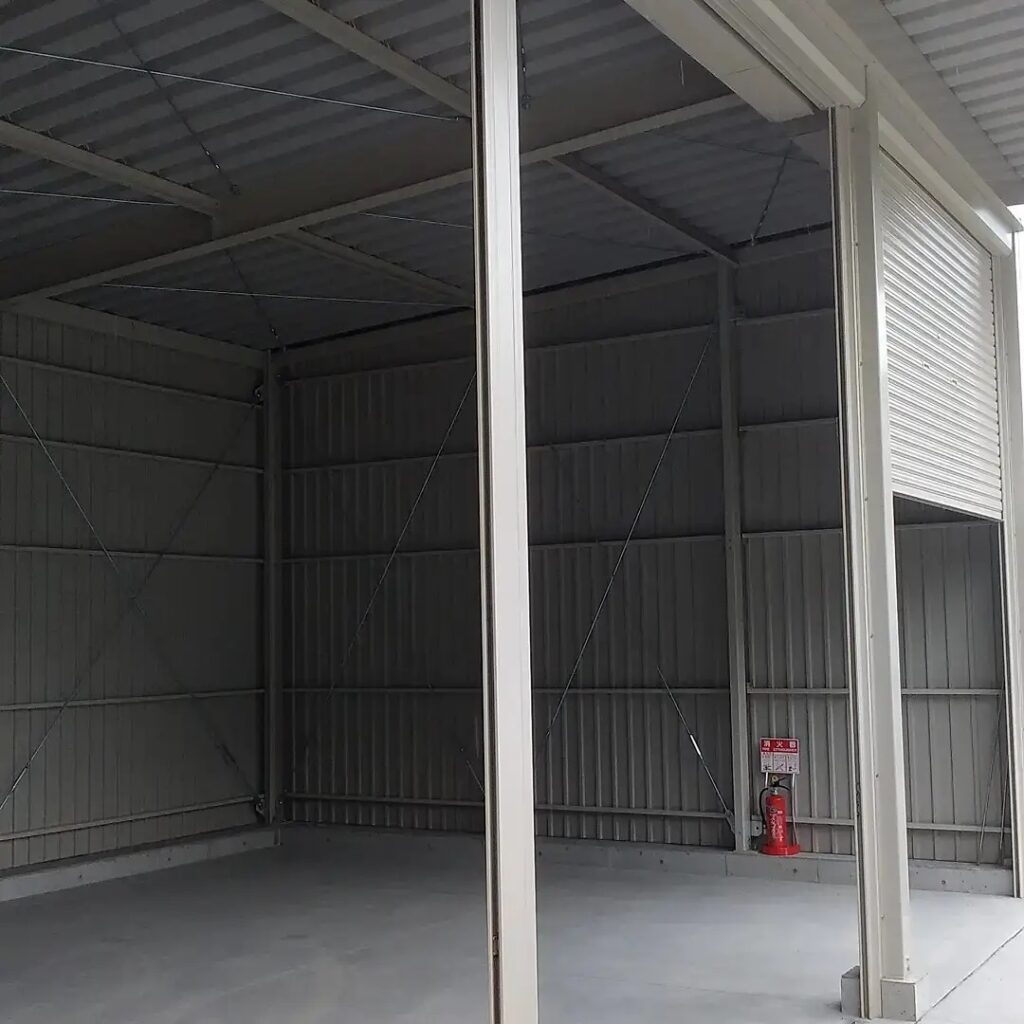 事務所建設~墨出し→配管仕込み~大工さんによる墨出しから始まる貸倉庫の小さな事務所建設中5月末~着工予定でしたが、ウッドショックにより8月からスタート暑い中完成に近づいてます