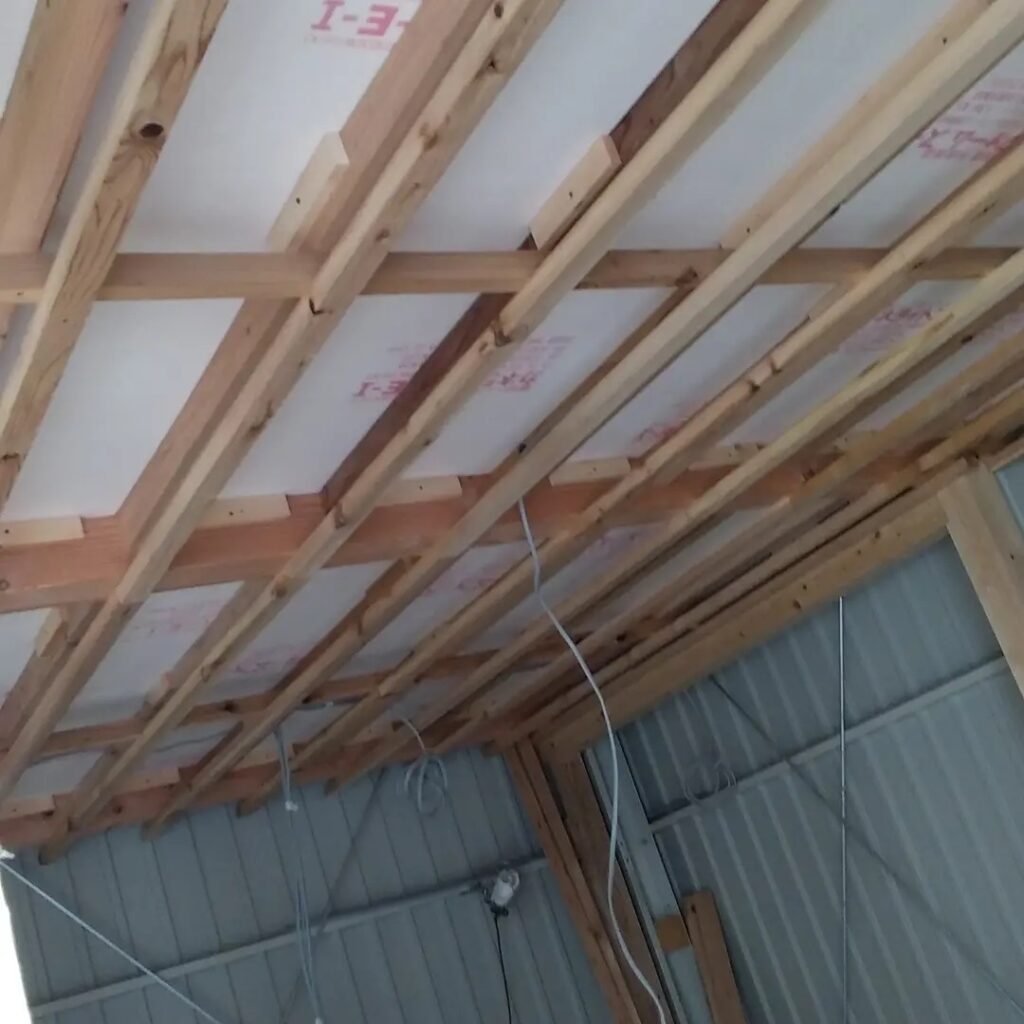 事務所建設~断熱工事~倉庫で熱が籠もりやすいので、グラスウールやカネライトフォームを敷き詰めて屋外の気温を室内に影響しづらくします。