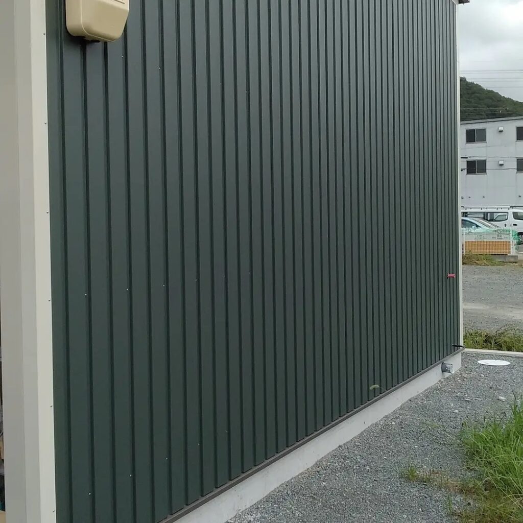 事務所建設サッシ取付倉庫の外壁くり貫いて採光と換気確保します。