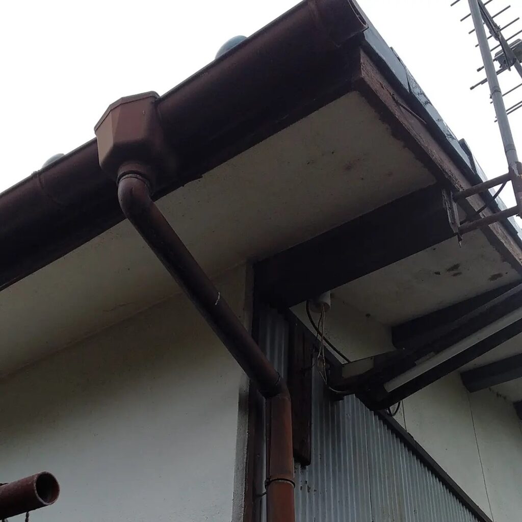 雨樋の漏れ調査枯れ葉などの詰まりかなと思いきや経年劣化からの樋の継手からの漏れを発見️ついでに屋根も調査したところヒビが入ってる瓦があったので樋と共に応急処置させていただきました