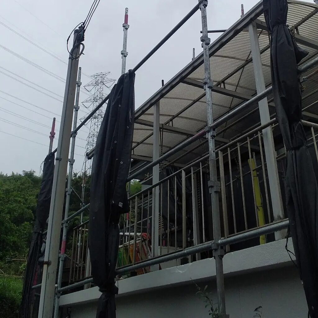 台風養生メッシュシートをたたみ強風で足場が倒壊しないようにします小雨だったので、カッパ着て作業しましたが汗で結局びしょ濡れちょっとは痩せたかな