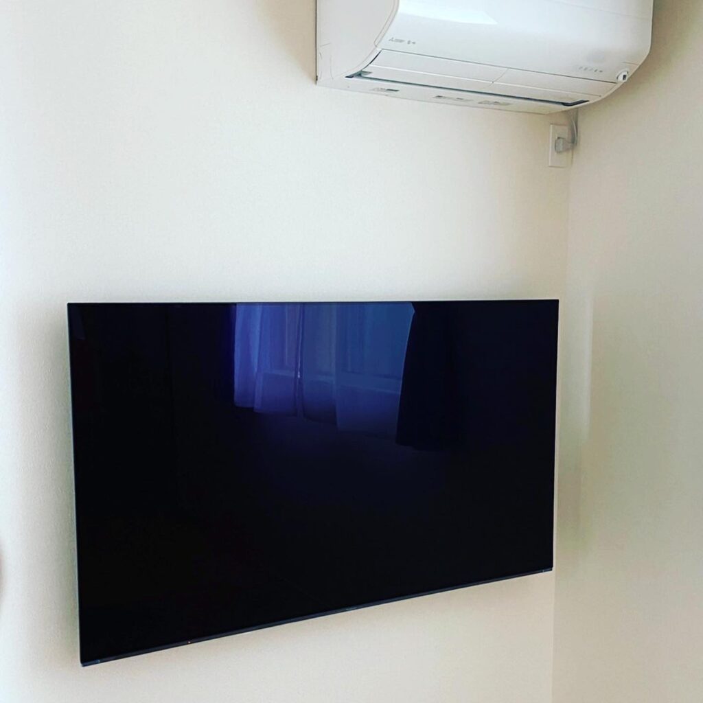 ちょこっと工事テレビの壁掛けさせていただきました！65型は大きいし、今のテレビはすごく薄い️スッキリしましたねありがとうございました🏻