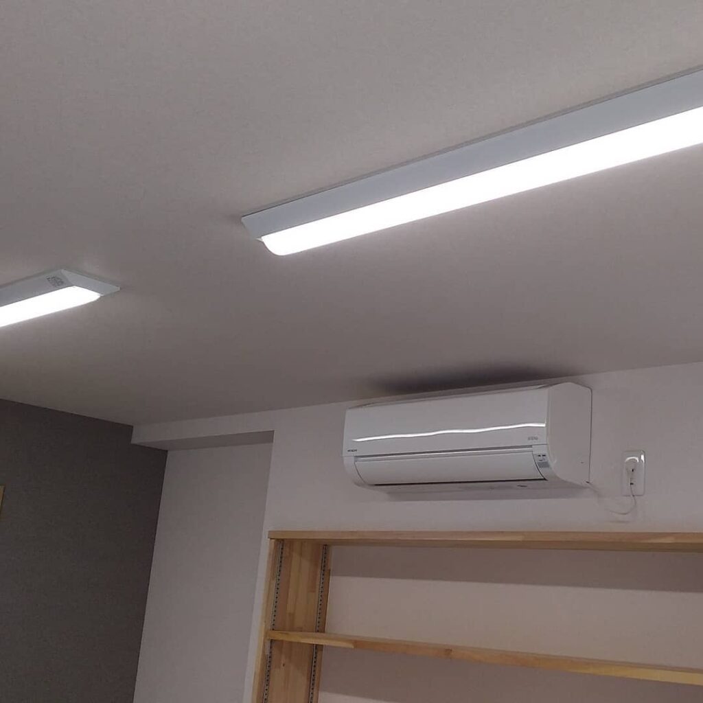 事務所建設電気工事仕上げミニキッチン、トイレ設備取付完了！あと、シャワールームがあれば快適に暮らせますね