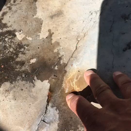 雨漏り調査屋上の防水層が割れて水が廻ってますね。