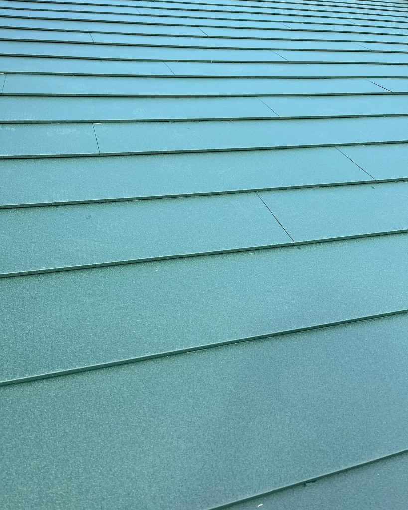 屋根カバー工法福泉工業　MFシルキーガルバリウム鋼板カバー工法屋根材カバー工法で工期短縮、廃材処分費削減️お客様と環境に優しい工事をオススメします