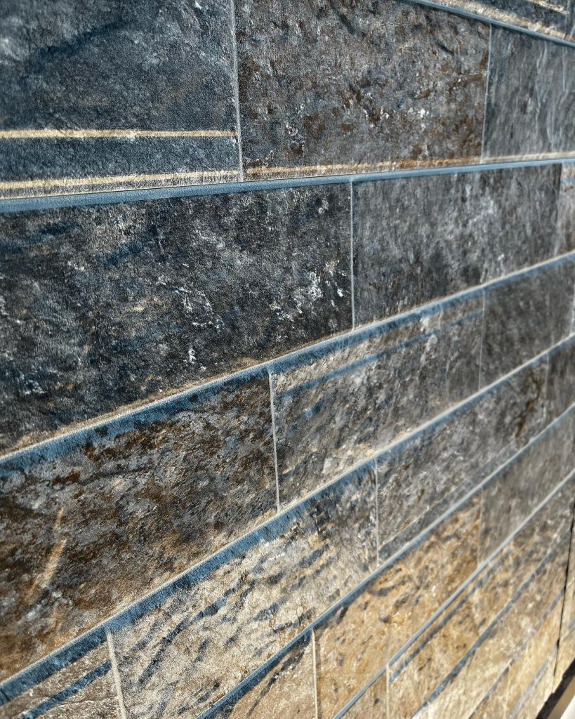外壁増張り工事金属サイディング旭トステムDanサイディングベルクSF  ベルクチャコール天然石の表現豊かな石積柄で金属製とは思えない見栄えで素敵です