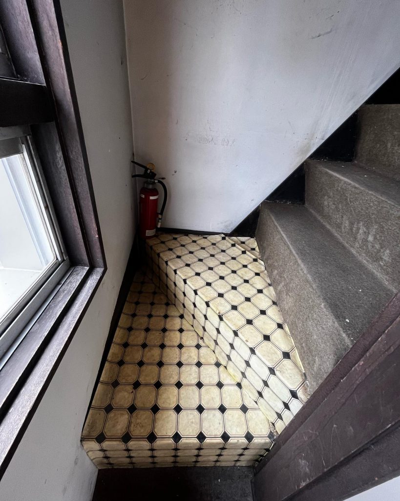 階段クッションフロア張替え既存の床材の破れ・めくれがあり、張替えさせていただきましたアルミ製の滑り止めステップ取付にて安心安全です️