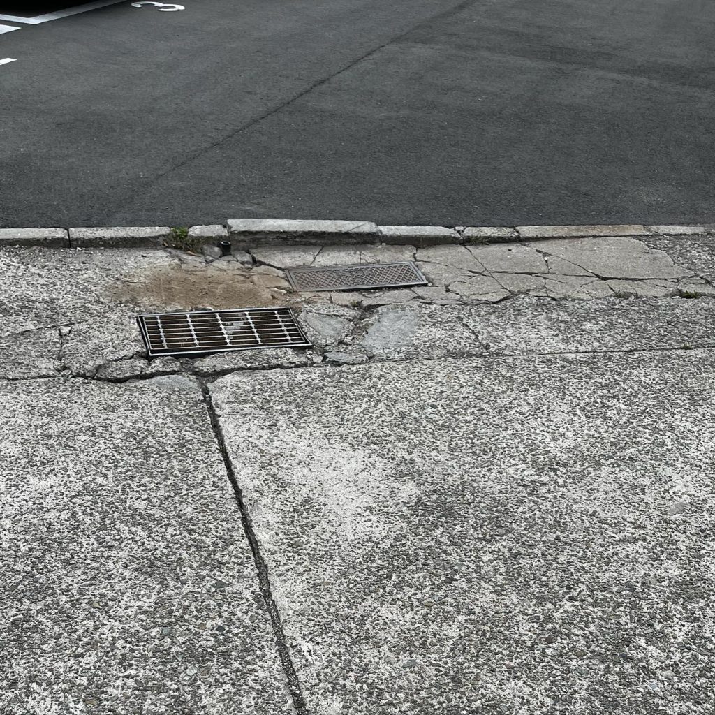 アスファルト補修工事‍♂️パーキング出入口のコンクリート地面が割れブロックがグラグラに部分補修させていただきました️ありがとうございました?
