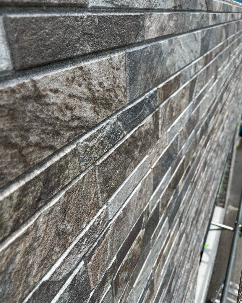 外壁張替え工事KMEWジェンマⅡ  NH4763A色:ダークブラウン天然石を表現したモダンデザイン