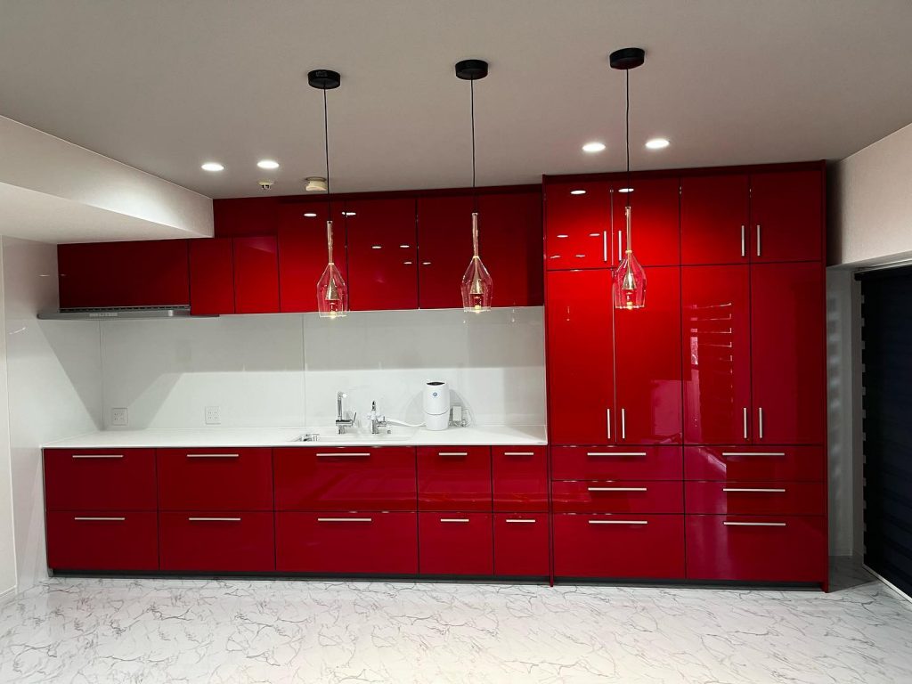 マンションリノベーション🛠イチオシは、存在感のある真っ赤なキッチン【TOTO】ザ･クラッソ広々としたカウンターで収納も沢山ございますお料理教室しても困らない大きさですね♪