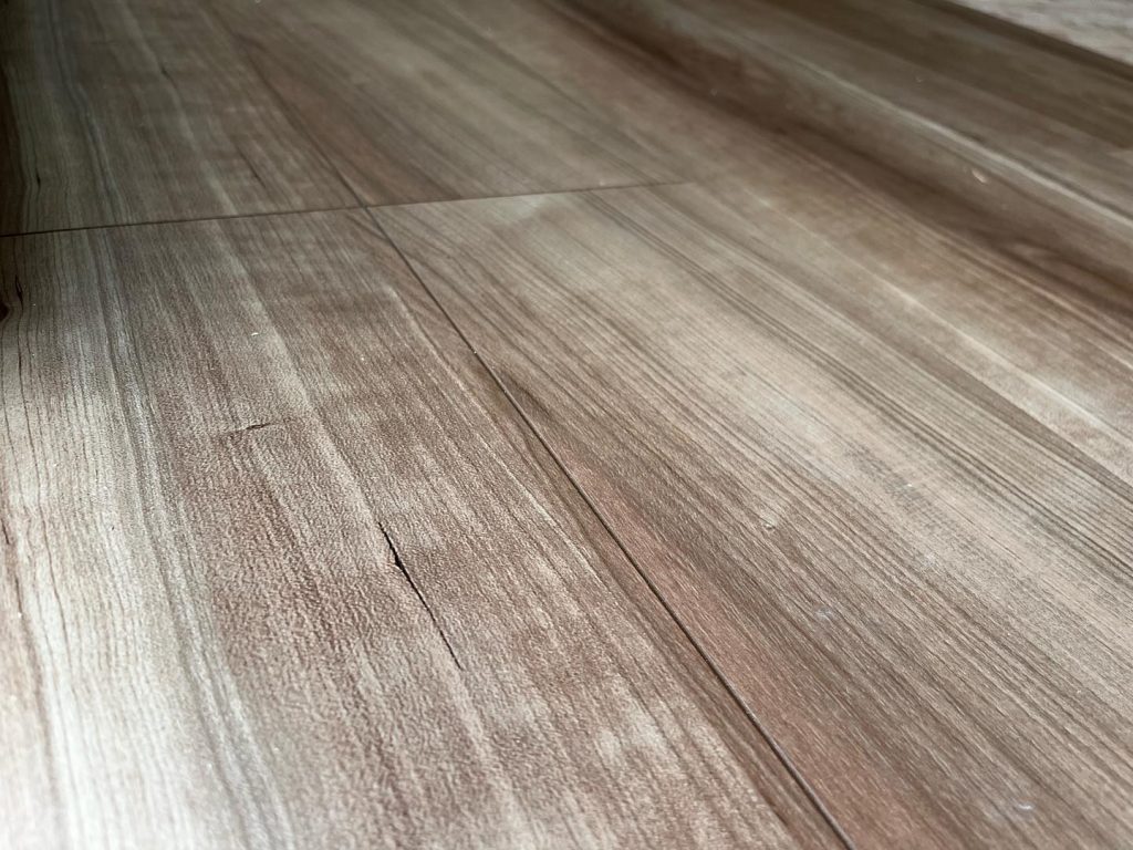 LDK改修工事フローリングLIXIL ラシッサDフロア　チェリーF無垢の木材そのままの自然な艶感と上品な肌ざわりが楽しめます♪