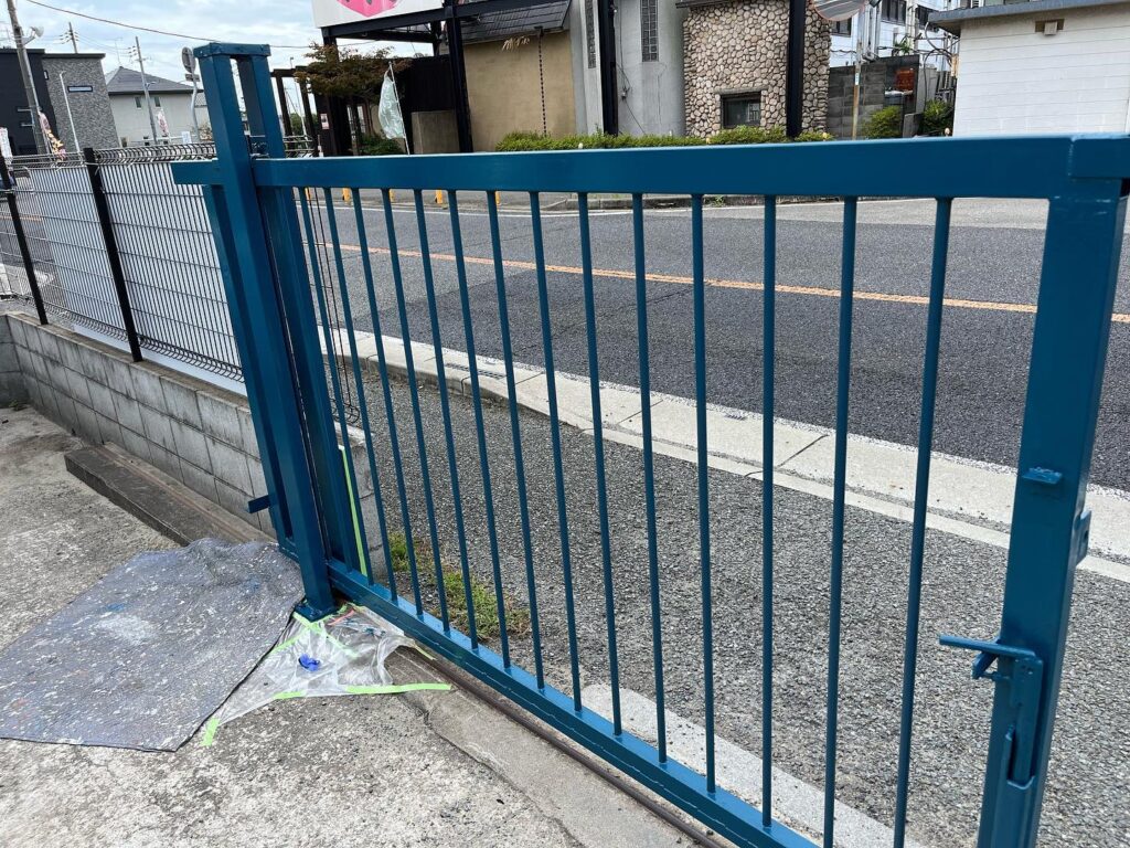門扉補修工事歪みを直して塗装させていただきました️ありがとうございます