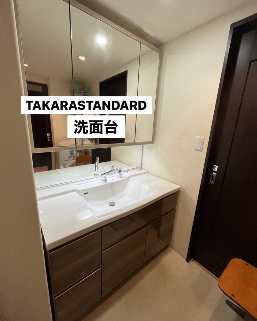 洗面化粧台取替🚰水洗は、SANEIのシングルスプレー混合栓（洗髪用）に取替させていただきました！間口120cmの洗面台で収納もしっかり確保されてます️ミラーが大きいので、ゴルフスイングまでも確認できますね🏌️‍♂️