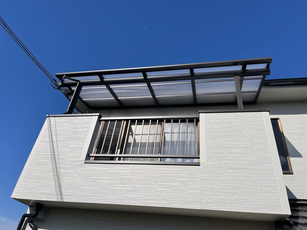 テラス屋根取付け工事バルコニーの板金笠木からアルミ笠木への取替えと共にテラス屋根の取付けもさせていただきました️商品:LIXIL スピーネF型600タイプ　屋根材 クリアマットありがとうございます