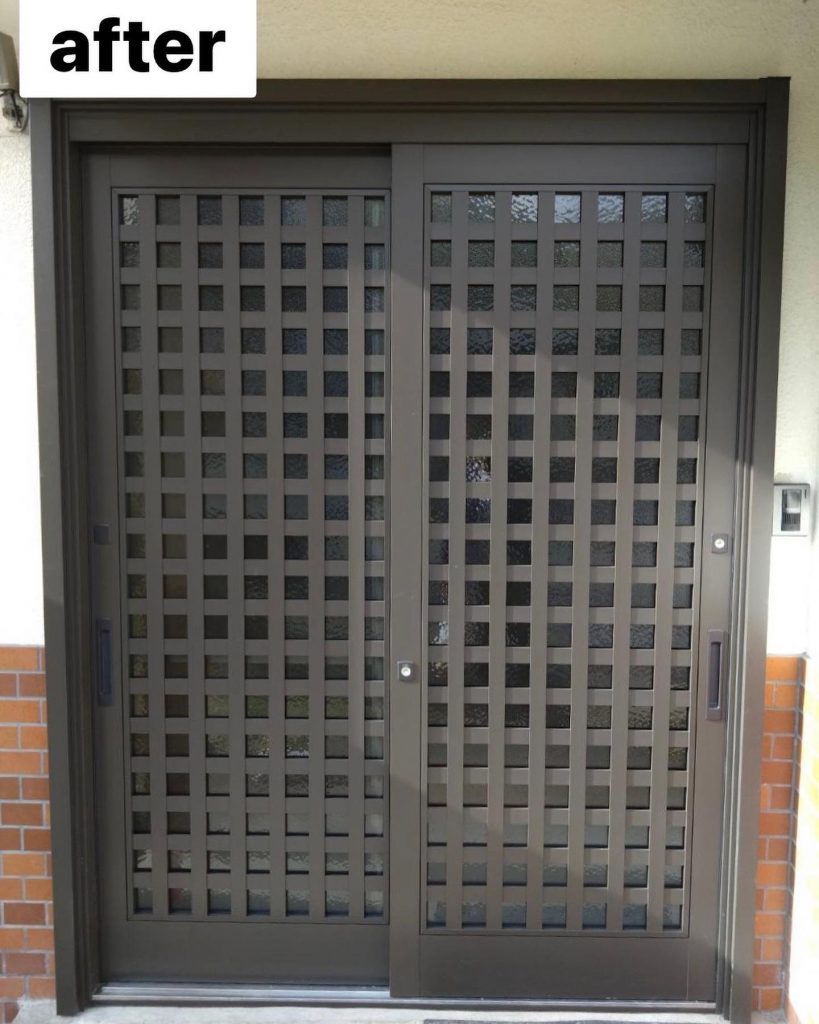 玄関ドア工事LIXILリシェント　1day工事‍♀️昭和な見た目のドアからランマを無くし、開口大きくなったアルミ色の井桁格子デザインがカッコいいですね
