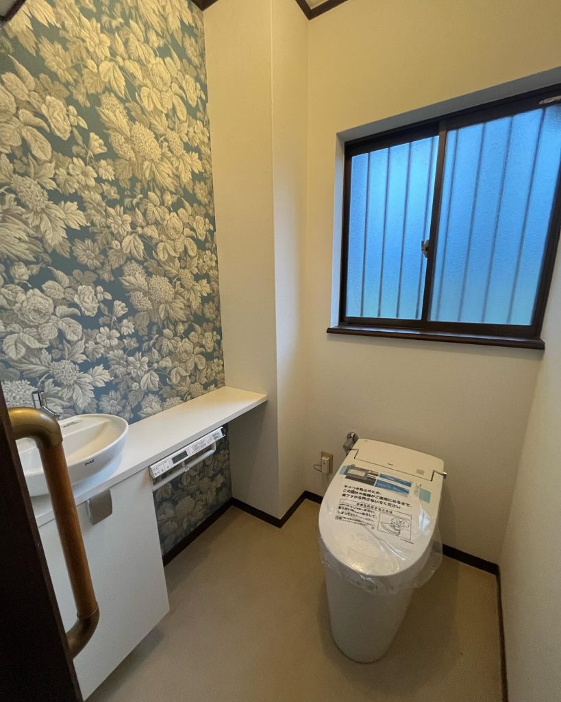 トイレ改修工事‍♀️□タンクレストイレLIXILサティスS■手洗いカウンタートイレ空間に合わせてセミオーダーできるLIXILキャパシア採用させていただきました花柄の壁紙をアクセントに取り入れることで、安心感や落ち着きを与えてくれる癒し効果がありますね️