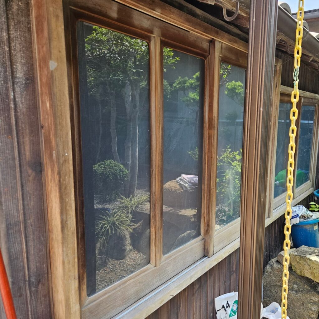 【雹被害修繕工事】雹によるガラスの割れがあり、玄関引戸はガラスの取替え、木製サッシはポリカーボネート材にて取替えさせていただきました。
