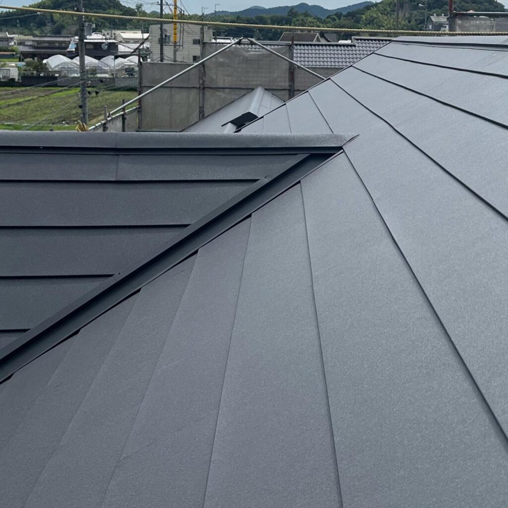 スーパーガルテクト屋根工事遮熱性塗装を施した超高耐久ガルバに断熱&防火性に優れた断熱材で年中快適に過ごせる屋根材＊＊＊＊＊＊＊＊＊＊＊＊＊＊＊TOSMO（トスモ）では、姫路市近郊にお住まいのお客様にとって本当に必要なサービスの提供を心掛けています。