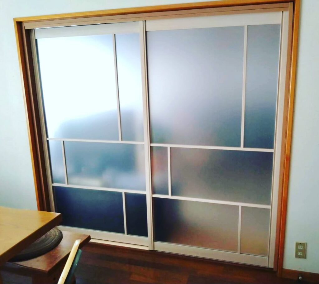 【建具交換工事】リビングダイニング間の戸襖をスリムな格子の光と気配を透かす引違い戸に交換させていただきやさしい光に包まれる空間に仕上がりましたLIXIL ラシッサD キナリモダンアルミ格子引戸　LZE＊＊＊＊＊＊＊＊＊＊＊＊＊＊＊TOSMO（トスモ）では、姫路市近郊にお住まいのお客様にとって本当に必要なサービスの提供を心掛けています。